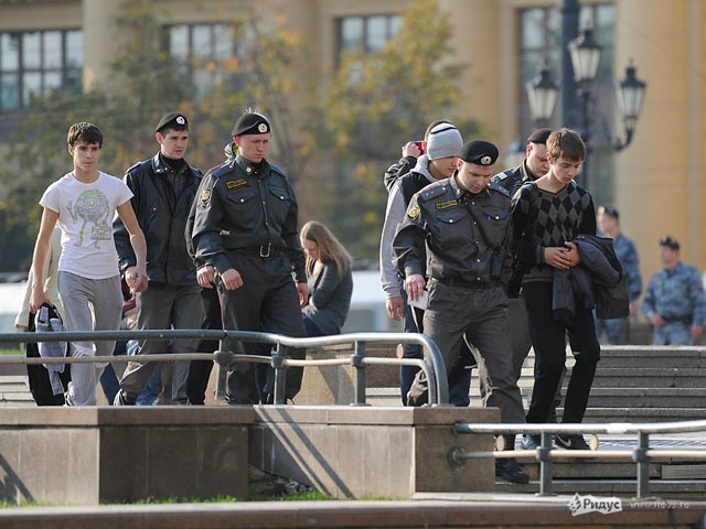 Сотрудники правоохранительных органов усилили меры безопасности в центре Москвы, где, согласно появившимся в интернете сообщениям, планируют собраться активисты радикальных организаций