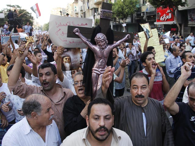 Власти Египта призвали граждан помочь армии против коптов, премьер назвал их выступления заговором