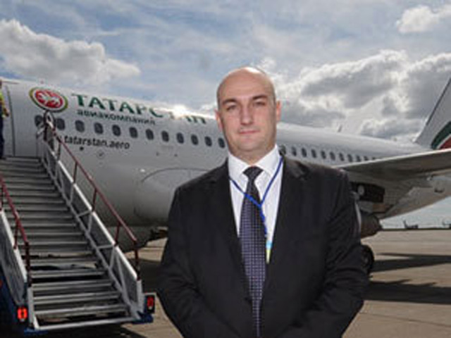 Как рассказывал один из пассажиров, рейс из Казани в Москву был задержан, чтобы на самолет успел опаздывающий коммерческий директор ОАО "Авиакомпания "Татарстан" Лазар Алиев
