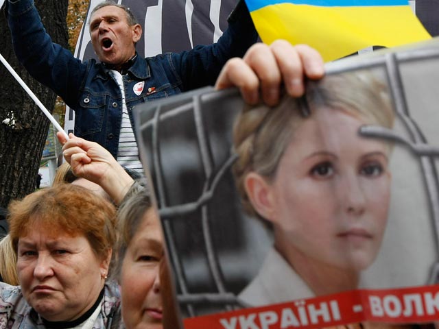 Сторонники экс-премьера Юлии Тимошенко, приговор которой, как ожидается, будет вынесен во вторник, с самого утра придут к станам Печерского суда райсуда Киева, чтобы поддержать своего лидера