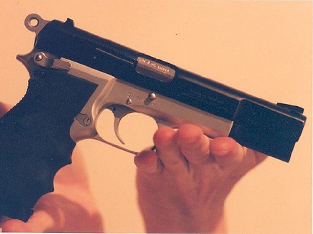 Ношение огнестрельного оружия так, чтобы оно было видно окружающим, объявлено в штате Калифорния вне закона и будет караться тюремным заключением на срок до года и штрафом в тысячу долларов