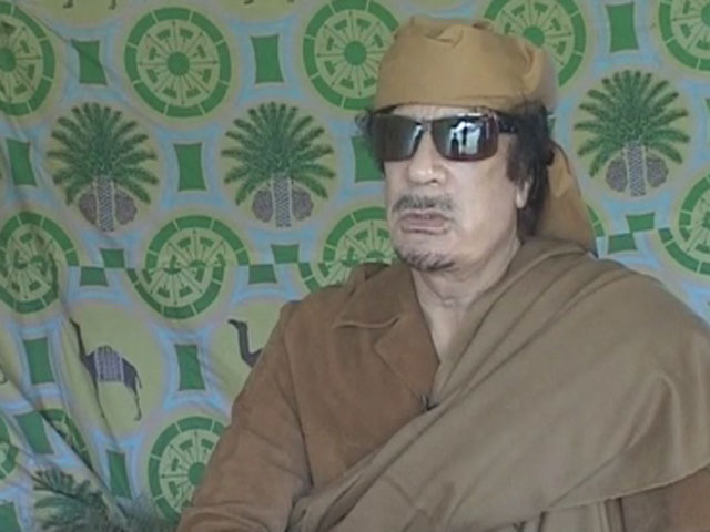 Беглый лидер Ливии Муаммар Каддафи спрятался в пустыне на юго-западе страны, в районе границы с Нигером и Алжиром, сообщил в понедельник представитель племени туарегов в Национальном переходном совете (НПС) Мусса аль-Коун