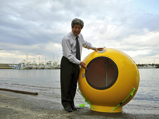 Японец по имени Седзи Танака построил сферическое желтое судно для путешествия по воде: такой "ковчег " может спасти во время разрушительного землетрясения и цунами