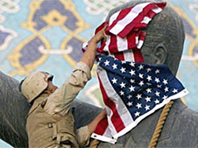 Фрагмент знаменитого памятника Саддаму Хусейну, снесенного в центре Багдада 9 апреля 2003 года, будет продан с аукциона в английском городе Дерби, передает ВВС