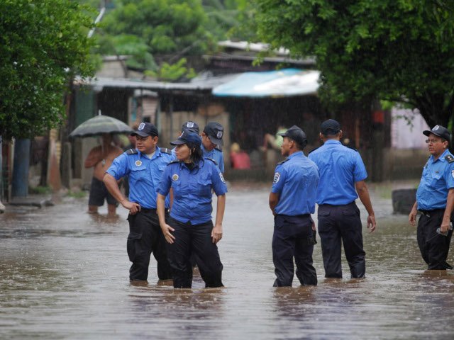В Гватемале в результате сильных наводнений, вызванных проливными дождями, погибли 12 человек, двое числятся пропавшими без вести. Власти Никарагуа сообщили, что стихия стала причиной гибели 4 человек