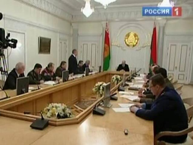 Правительство Белоруссии и российский "Газпром" обсуждают возможность перенесения на 2012 год уплаты долгов республики за поставки газа в 2011 году