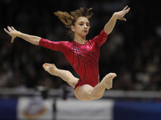 Россиянка Виктория Комова завоевала серебряную медаль в индивидуальном многоборье на на своем дебютном чемпионате мира по спортивной гимнастике, который проходит в эти дни в Японии