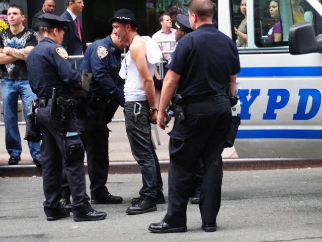 Активисты антикорпоративной акции "Оккупируй Уолл-стрит" не покинут свою "штаб-квартиру", небольшой парк Зукотти в Нижнем Манхэттене, несмотря на предписание властей Нью-Йорка освободить его к сегодняшнему утру для проведения там уборки