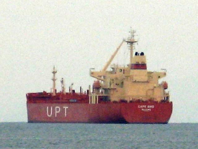 Экипаж танкера Cape Bird с тремя российскими моряками на борту, который был захвачен нигерийскими пиратами, освобожден в пятницу утром