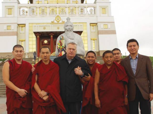 Владимир Жириновский считает неправильным то, что вопрос с разрешением на въезд в РФ духовного лидера буддистов до сих пор не урегулирован
