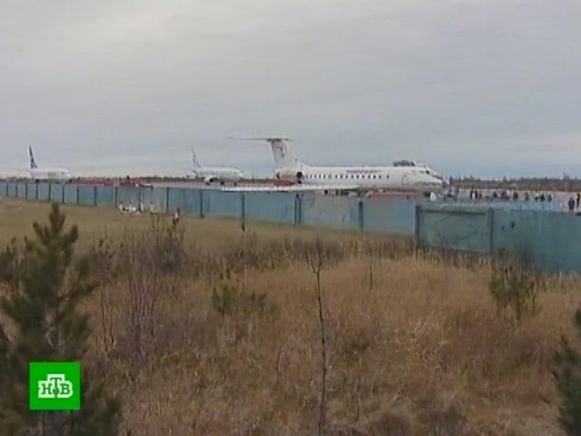 Самолет Ту-134, принадлежащий авиакомпании "Ямал" произвел вылет в Салехард из местного аэропорта, однако при разгоне по взлетной полосе у него загорелся левый двигатель