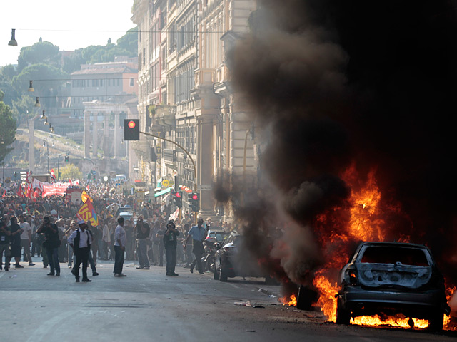 Римская демонстрация против экономической политики властей в Италии, в которой принимают участие до 200 тысяч человек, вышла из-под контроля: демонстранты бьют стекла, жгут машины