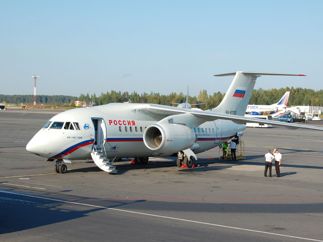 В Симферополе пассажирский самолет компании "Россия" сел с отказавшим двигателем