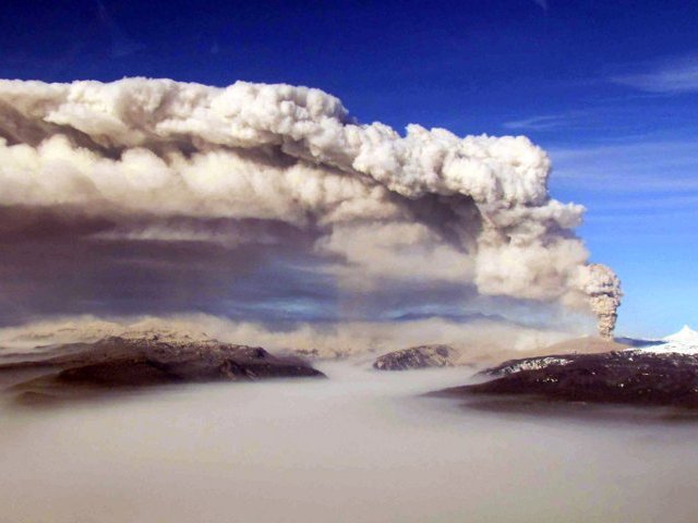 В аэропортах аргентинской столицы отменены все авиарейсы из-за облака пепла в атмосфере, которое стало результатом извержения чилийского вулкана Пуйеуэ
