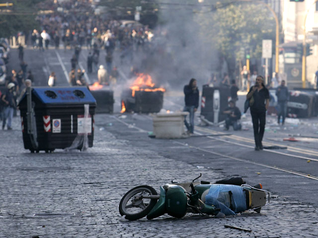 В Риме в ходе жестких уличных столкновений между полицейскими и участниками демонстрации против финансовых институтов пострадало 135 человек