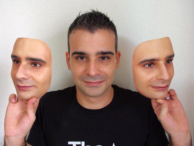Японские изобретатели пытаются ввести моду на искусственные лица: недавно вышедшая на рынок компания Real-f предлагает любому желающему заказать трехмерную копию своей головы