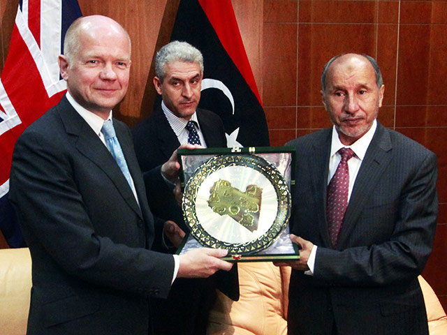 Глава британского МИД Уильям Хейг вновь открыл сегодня в Триполи посольство Великобритании в Ливии. Новым послом Соединенного Королевства назначен сэр Джон Дженкинс