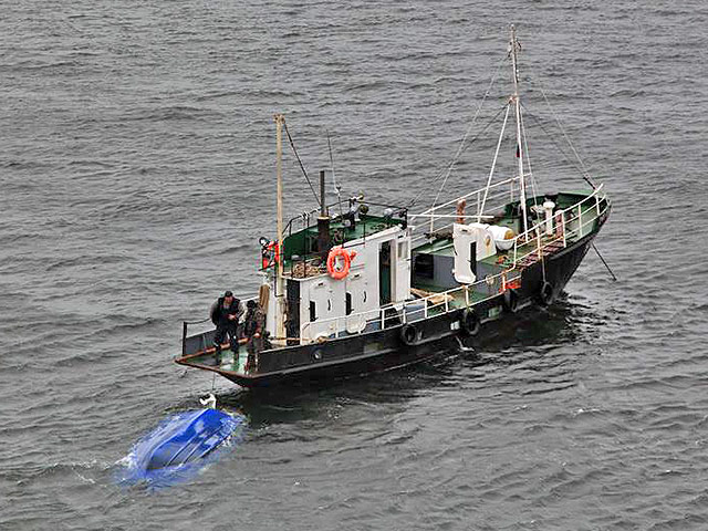 В воскресенье 16 октября в 19:15 (мск) из Карелии поступило сообщение, что в прибрежных водах острова Русский Кузов рыбаком обнаружен корпус разбитого катера