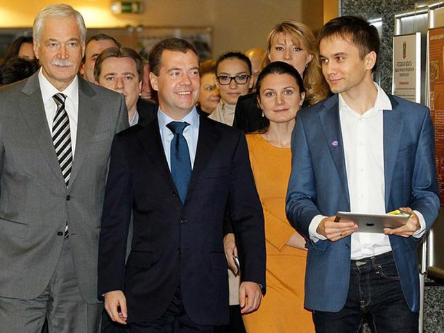 Дмитрий Медведев во вторник прибыл в Центральную избирательную комиссию (ЦИК) РФ в Большом Черкасском переулке столицы, чтобы присутствовать на регистрации возглавляемого им списка кандидатов "Единой России" для участия в выборах в Госдуму