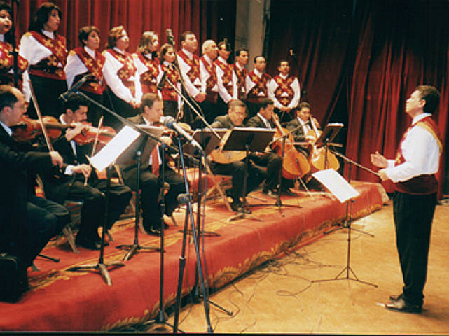 Георгий Кириллос (на фото - слева) основал в 1975 году "Aнсамбль Давида"