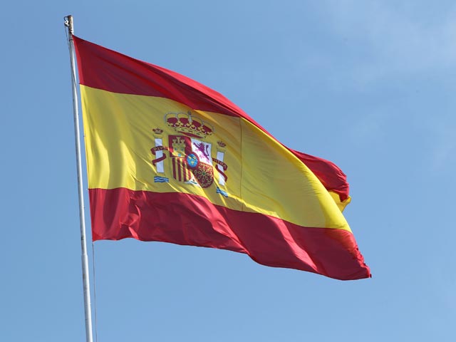 Международное рейтинговое агентство Moody's Investors Service сократило суверенный кредитный рейтинг Испании на две ступени, заявив, что уровни задолженности в банковском и корпоративном секторах делают страну уязвимой к финансовым стрессам