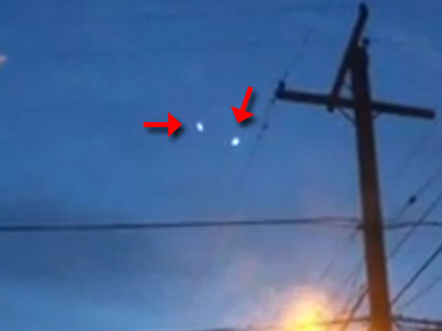 Жительница штата Миссури сняла на камеру своего своего телефона два неопознанных летающих объекта в виде светящихся шаров
