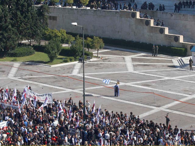 Более 20 тысяч человек вышли на акцию протеста в Афинах и окружили здание греческого парламента, требуя приостановить рассмотрение проекта нового сокращения бюджетных расходов