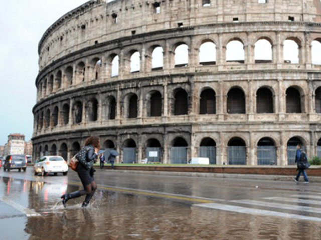 Сильнейший дождь с грозой обрушились на столицу Италии Рим. В результате оказались затоплены многие кварталы исторического центра города, туристы совершают прогулки по колено в воде
