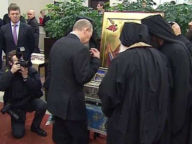 Сопровождавшие святыню монахи Ватопедского монастыря показали Владимиру Путину ковчег с поясом, а представители духовенства Санкт-Петербургской епархии отслужили у святыни благодарственный молебен