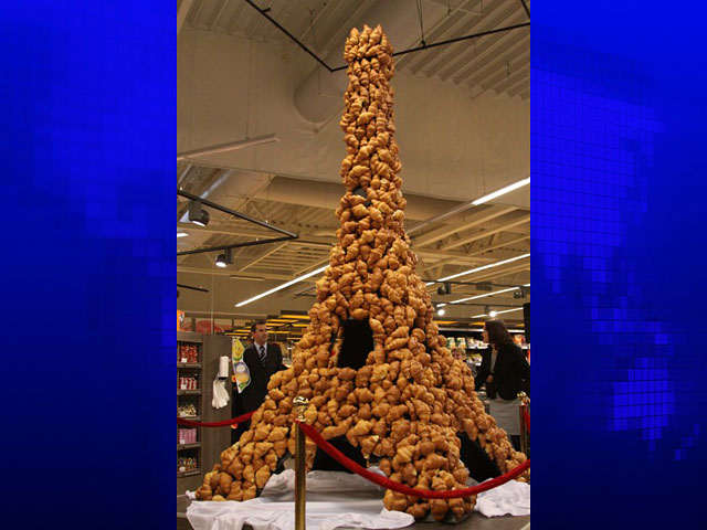 В Литве в преддверии Дней Франции построили копию Эйфелевой башни из свежеиспеченных французских булок