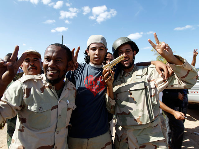Муаммар Каддафи, возможно, погиб не в результате бомбардировки или обстрела, как о том сообщалось ранее, а от рук 18-летнего юноши