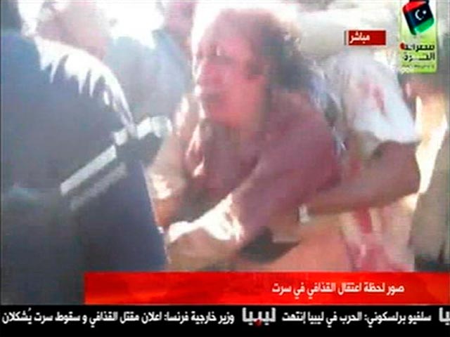 Повстанцы ведут раненого Муаммара Каддафи