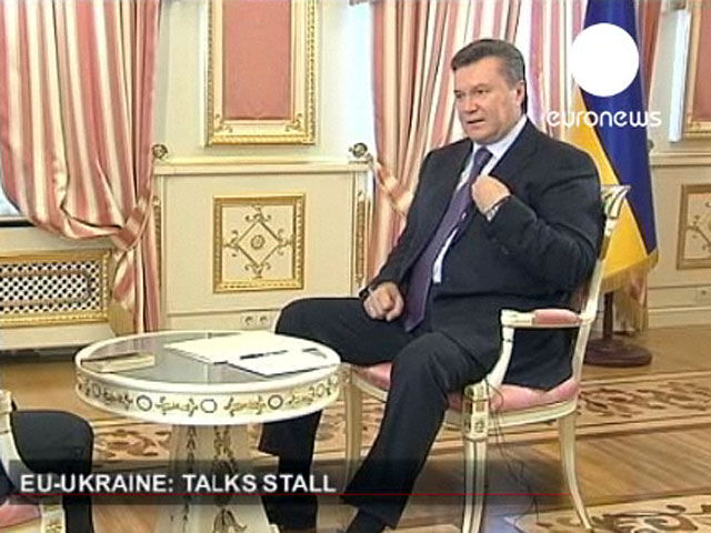 Президент Украины Виктор Янукович пожелал экс-премьеру Украины Юлии Тимошенко, недавно осужденной на семь лет по одному из четырех возбужденных против нее уголовных дел, доказать свою невиновность