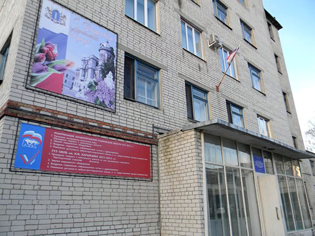 По сообщениям информационного портала 73online.ru, в городе Ульяновске повесили табличку с символикой "Единой России" и "Народного фронта" на здание областной психиатрической больницы им. Карамзина