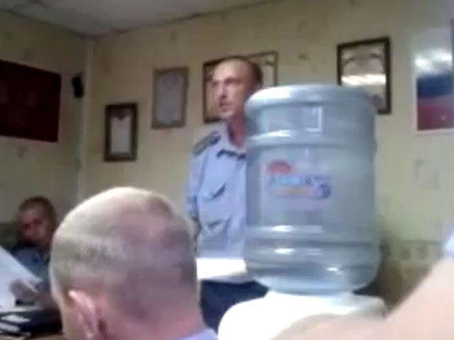 Уволен со своего поста прославившийся на весь рунет заместитель командира роты ДПС в Омске, отчитывавший подчиненных с использованием нецензурной брани. Старт скандалу дало размещенное на YouTube видео