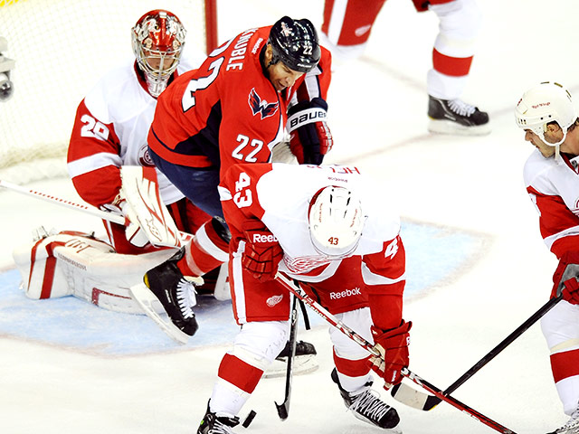 В матче регулярного чемпионата НХЛ "Вашингтон" на своем льду разгромил "Детройт" со счетом 7:1
