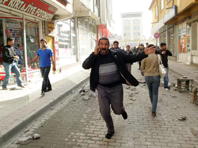 Турецкие СМИ передают, что в провинции царит паника, люди выбежали на улицу из домов