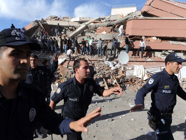 Около 150 заключенных сбежали из тюрьмы в турецкой провинции Ван, в которой произошло сильное землетрясение