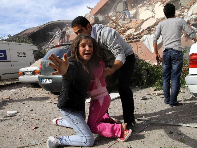 Жертвами разрушительного землетрясения магнитудой 7,2, которое произошло на юго-востоке Турции, стали 138 человек