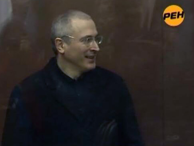 В материале "Охраняющие" Ходорковский пришел к выводу, что система делает из заключенных рецидивистов, а тюремщики забрали себе традиционно уголовную функцию "смотрящего"