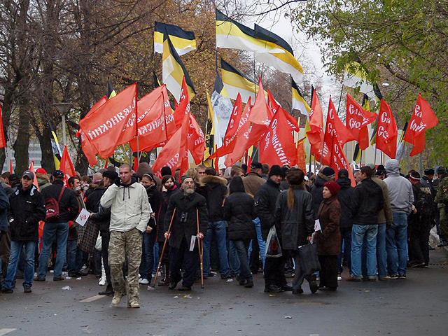 Националисты, готовящие 4 ноября, в День народного единства, традиционный "Русский марш", подали еще одну заявку на проведение акции - "подстраховались"