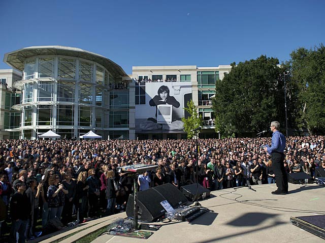 Компания Apple накануне разместила на своем сайте видеозапись с закрытого мероприятия, посвященного памяти скончавшегося от рака в начале октября основателя корпорации Стива Джобса