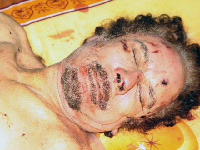 Свергнутый ливийский лидер Муаммар Каддафи будет похоронен сегодня в пустыне, место его захоронения не разглашается