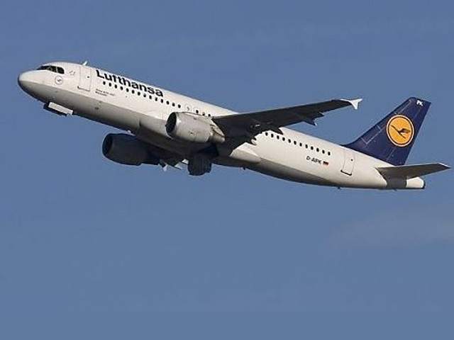 Аэробус А-320 немецкой авиакомпании Lufthansa, следовавший рейсом "Екатеринбург-Франкфурт", совершил аварийную посадку в пермском аэропорту Большое Савино утром во вторник из-за задымления на борту воздушного судна