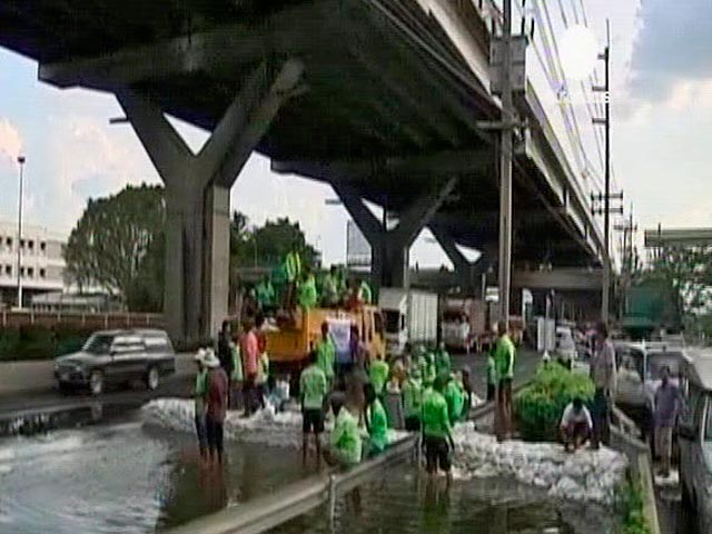 Шлюзы и дамбы в Бангкоке не в состоянии выдержать напор воды, жители всех районов столицы должны готовиться к наводнению, заявила накануне премьер-министр Таиланда Йинглак Чинават
