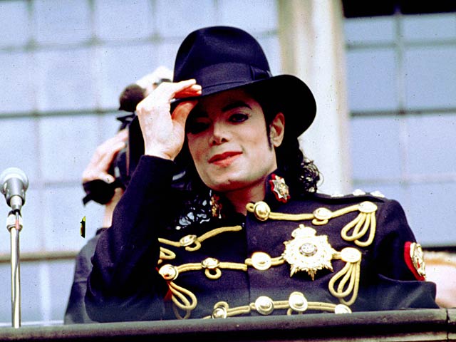 "Король поп-музыки" Майкл Джексон второй год подряд сохраняет лидерство в рейтинге почивших деятелей искусства, чьи произведения продолжают приносить доход даже после их смерти