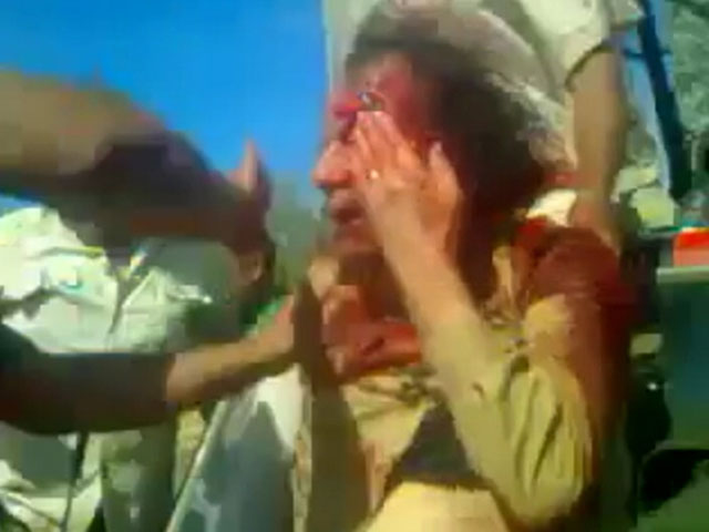 СМИ раскрывают все более жуткие подробности последних минут ливийского лидера Муаммара Каддафи перед смертью