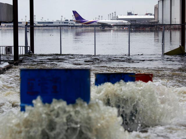 Один из аэропортов в Бангкоке затоплен наводнением. Россияне прибывают через другой