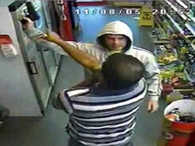 В Великобритании покупатель и продавец в две секунды скрутили вооруженного пистолетом грабителя