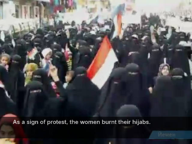 Сотни йеменских женщин сожгли свои хиджабы, протестуя против подавления правительством выступлений оппозиции